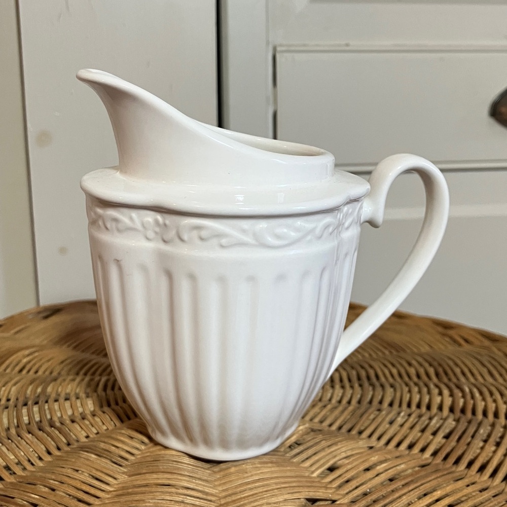 Mikasa Italian Countryside creamer
EUC - Picture 1 of 6